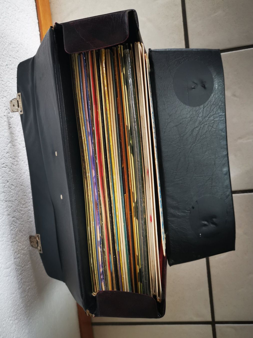 Dischi in vinile: Mallette 27 Vinyles LPs divers artistes – Usato da Courtepin venduto da mara_1808 1