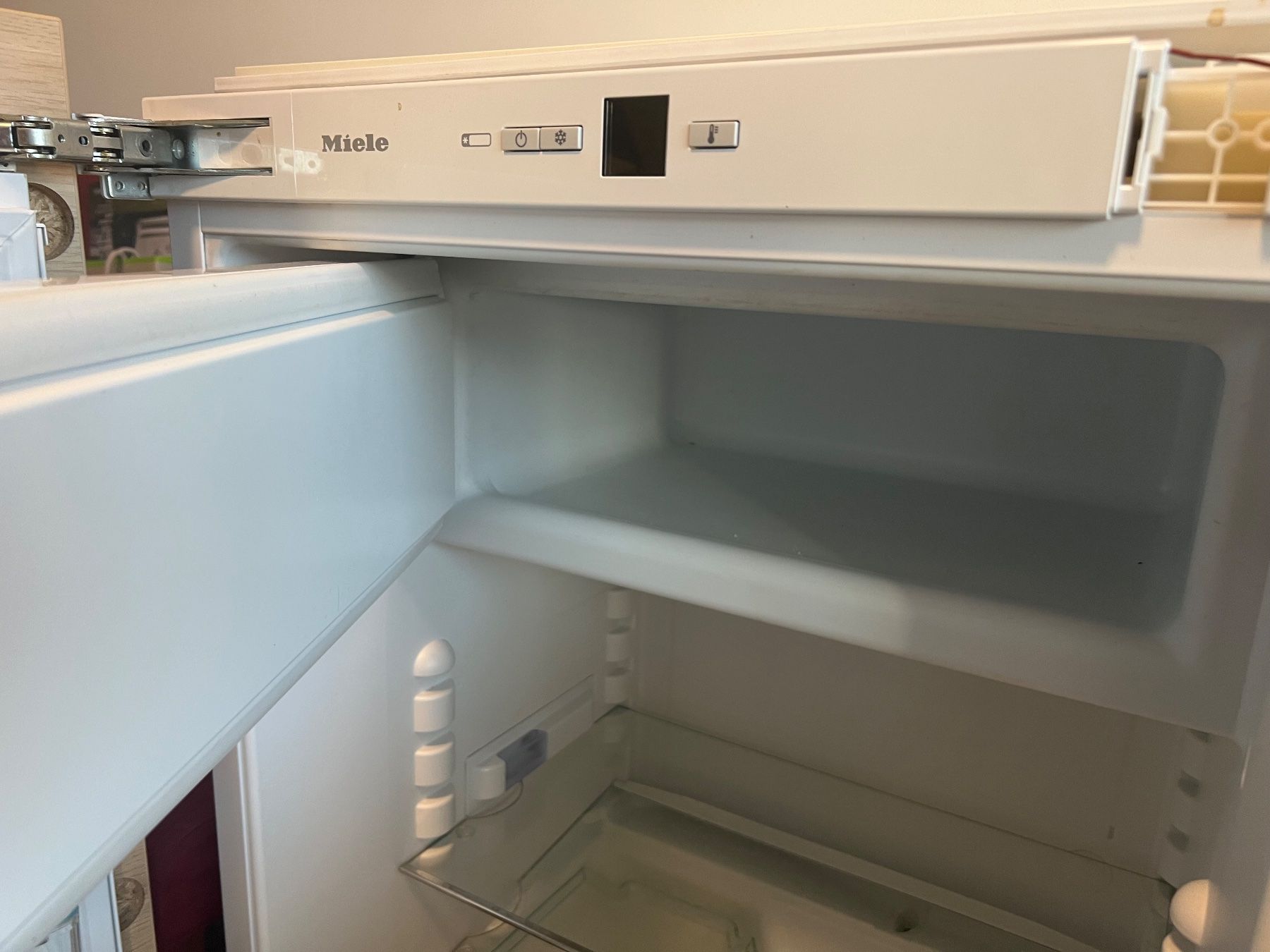 Miele Frigoriferi: Miele Einbaukühlschrank mit Gefrierfach – Usato da Lachen SZ venduto da Kawa10 3