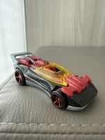 Hot Wheels Flathead Fury, auto da corsa nera e rossa