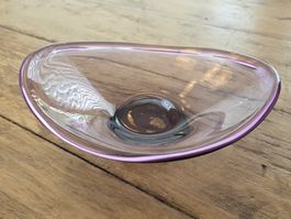 Grosse biomorphe Kunstglas Schale lila 1950er