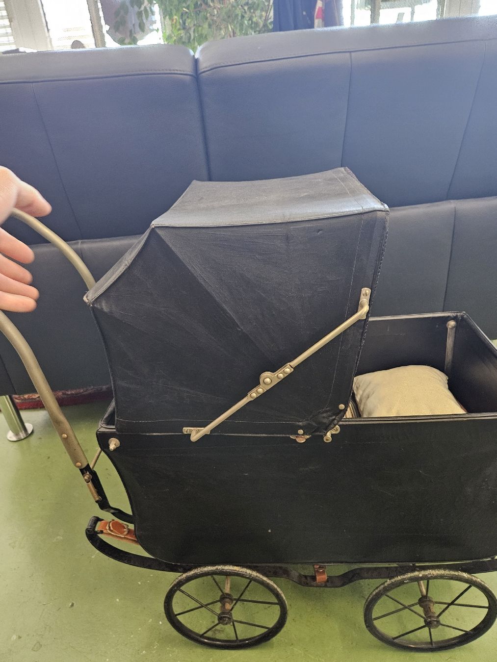 Puppenwagen: Antiker Puppenwagen  – Gebraucht aus Pratteln von Cartonsducoeur_bl 6