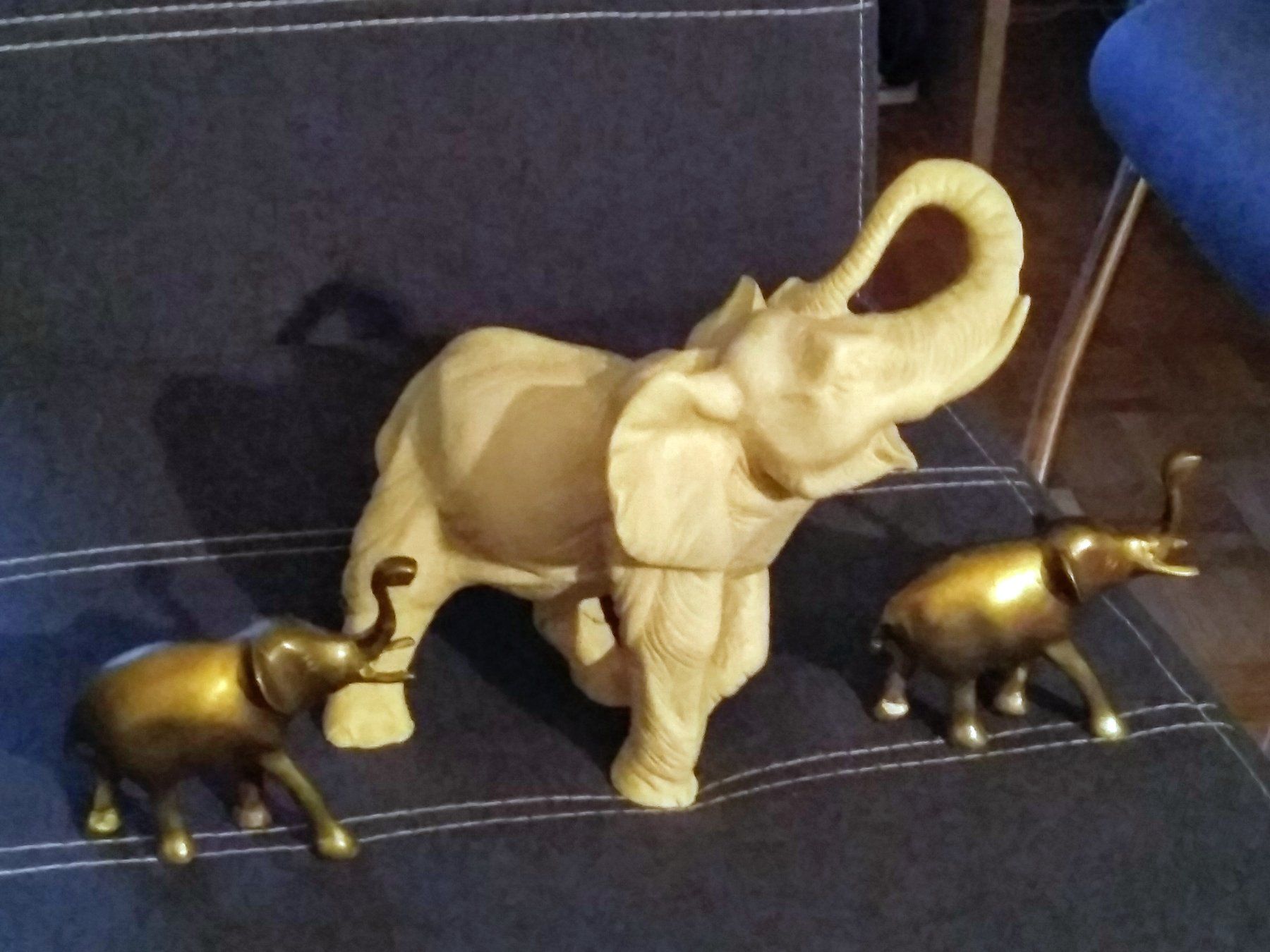 Tutte le decorazioni: Eléphant blanc et deux éléphants en laiton. – Usato da Pompaples venduto da vab_s52h 5