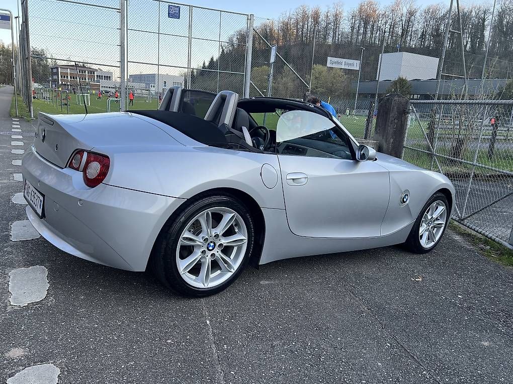 BMW Automobili: BMW Z4 2.2 – Usato da Gebenstorf venduto da Suisse1956 1