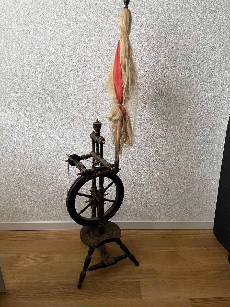 Rouets anciens: Antikes Spinnrad – D'occasion à Schattenhalb par ani_sdz5