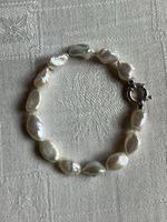 Bracelet mit weissen Süsswasserperlen