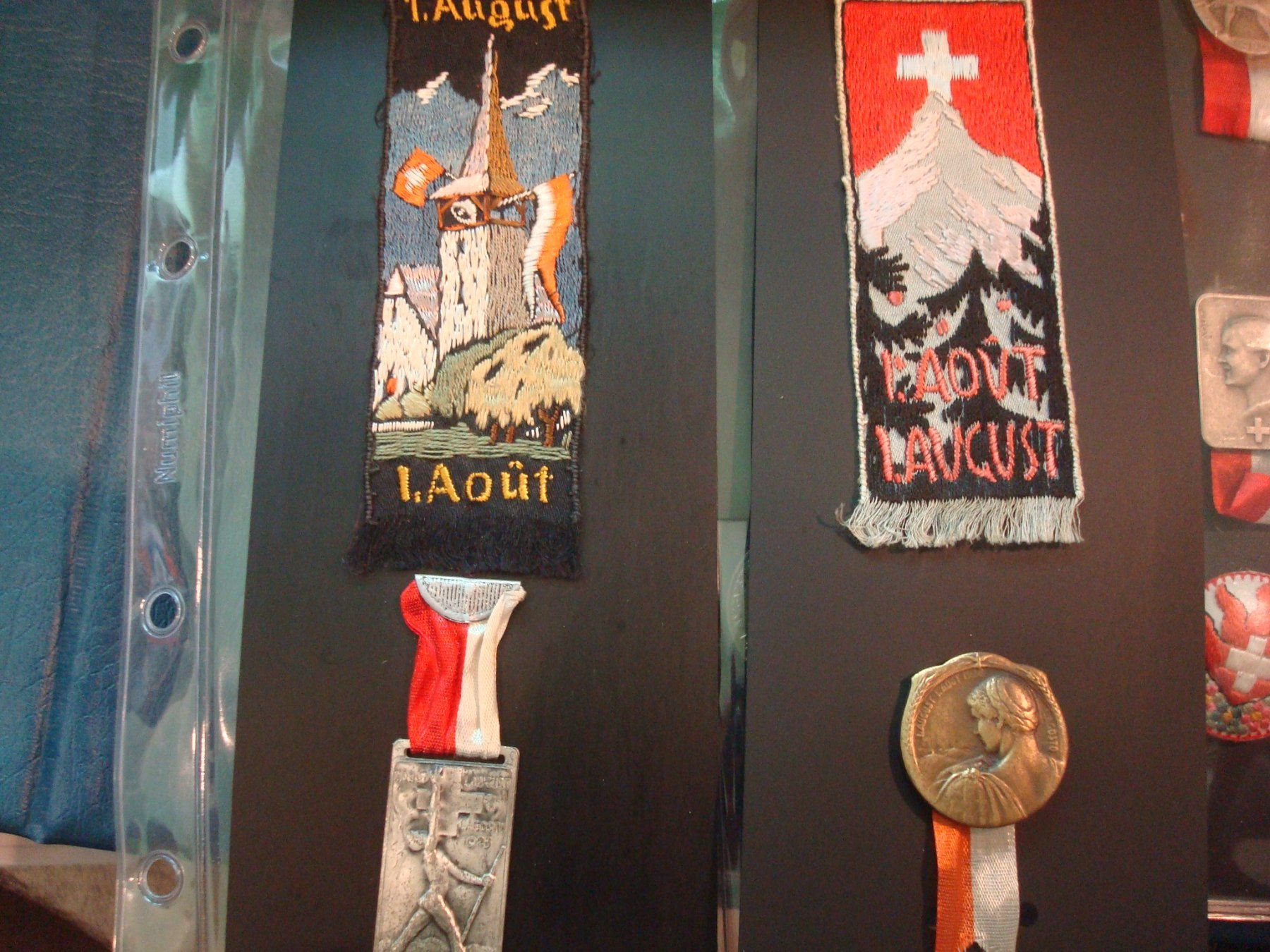 Placchette & Badge: Abzeichen 1. August ganze Sammlung 1923 bis 2025 – Usato da Riehen venduto da Baerewaegli