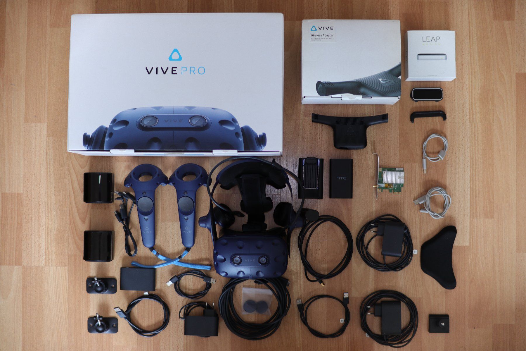 HTC VR Brille: HTC Vive Pro Full Kit+Wireless Adapter+Leap Motion. Ab 1 CHF – Gebraucht aus Uzwil von Kriceuk