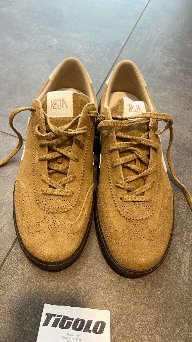 Veja Scarpe da uomo: Sneakers Veja  T.45 en daim camel - neuves – Nuovo e nell'imballaggio originale da BREMBLENS venduto da Lafoudre