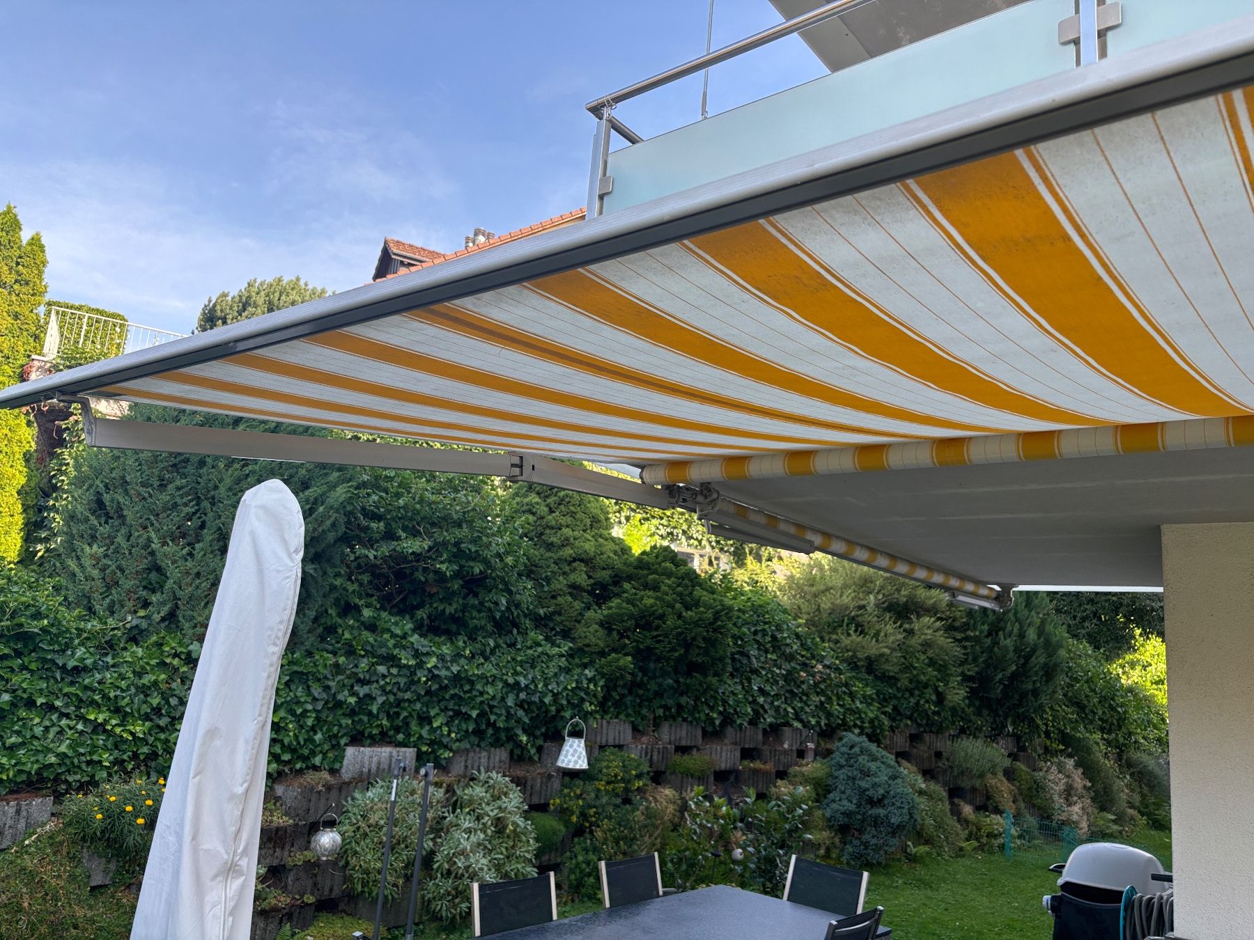 Marquises: 2 Sonnenstoren gelb/weiss – D'occasion à neuheim par Negobs 2