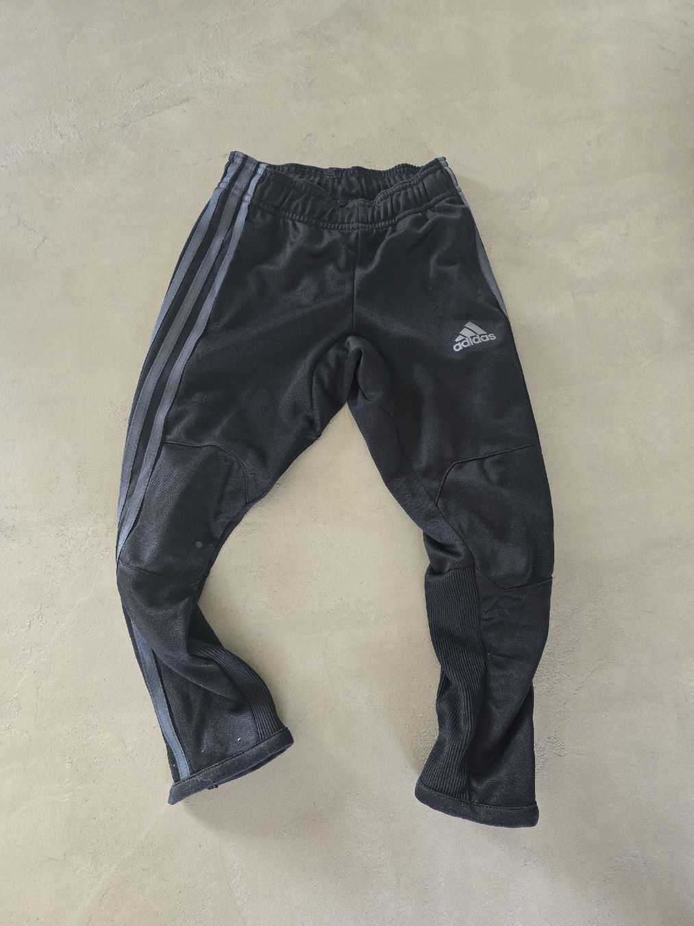 Adidas Pantaloni: Adidas Trainerhose Grösse 110 – Usato da Büron venduto da Liv7
