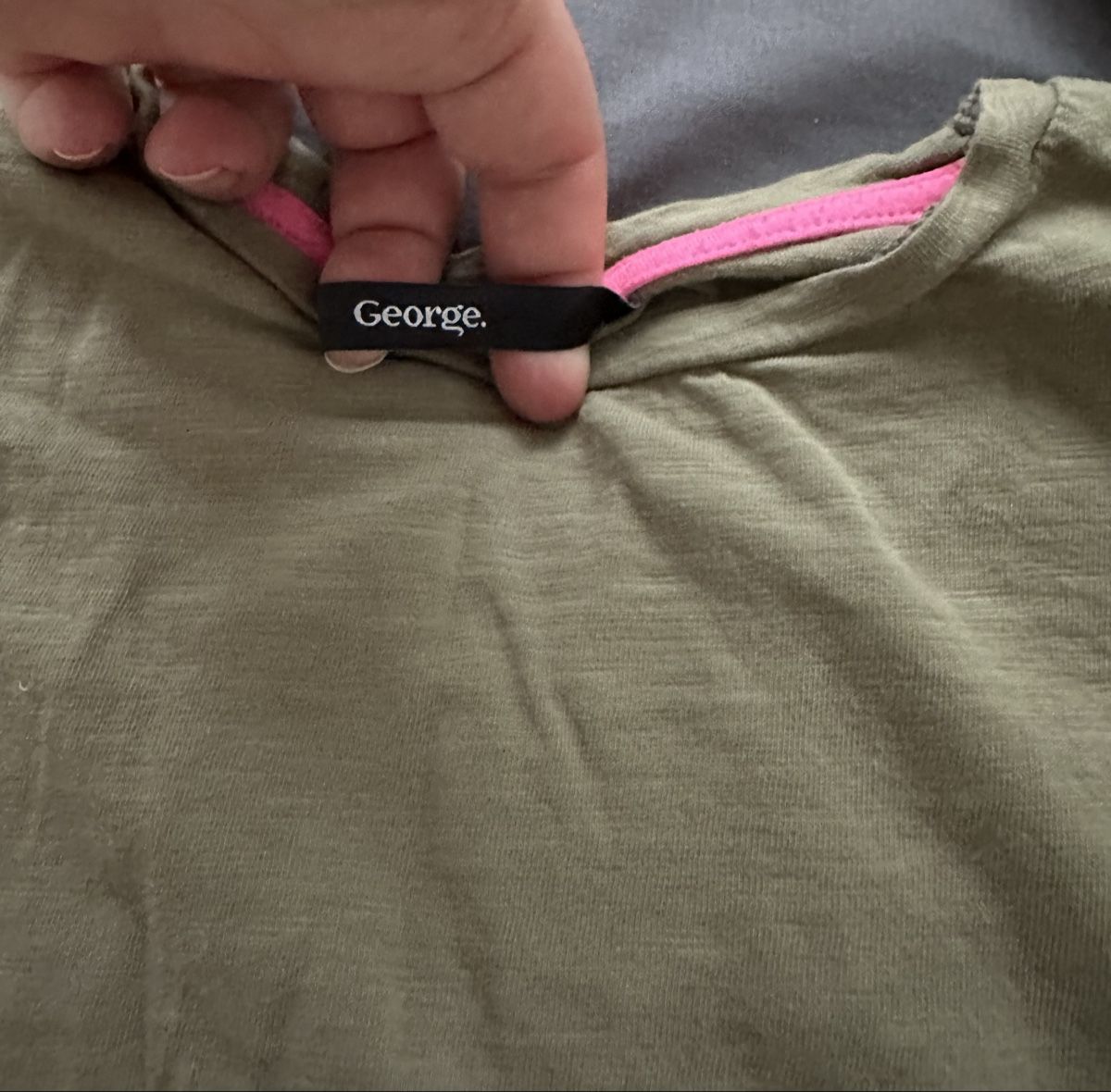 Camicette, T-shirt & Top: T-Shirt George – Usato da Dürrenroth venduto da tvy_bh56 1