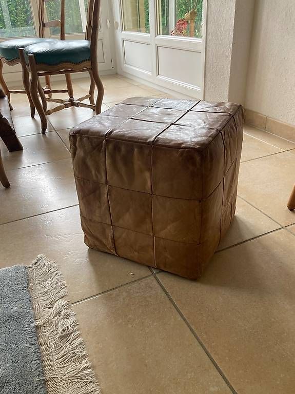 Sgabelli: 2 poufs en cuir, année 1970 – Usato da Orbe venduto da Bas15 1