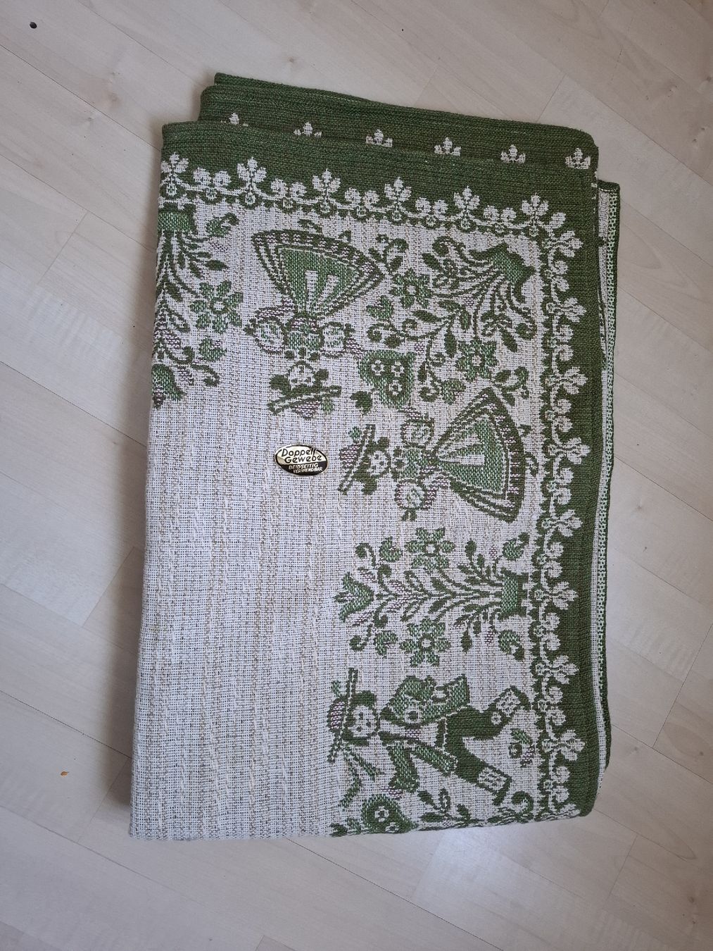 Coperte: Doppelseitige Vintage Tagesdecke mit Trachtenmuster – Usato da Luzern venduto da nikey01 4