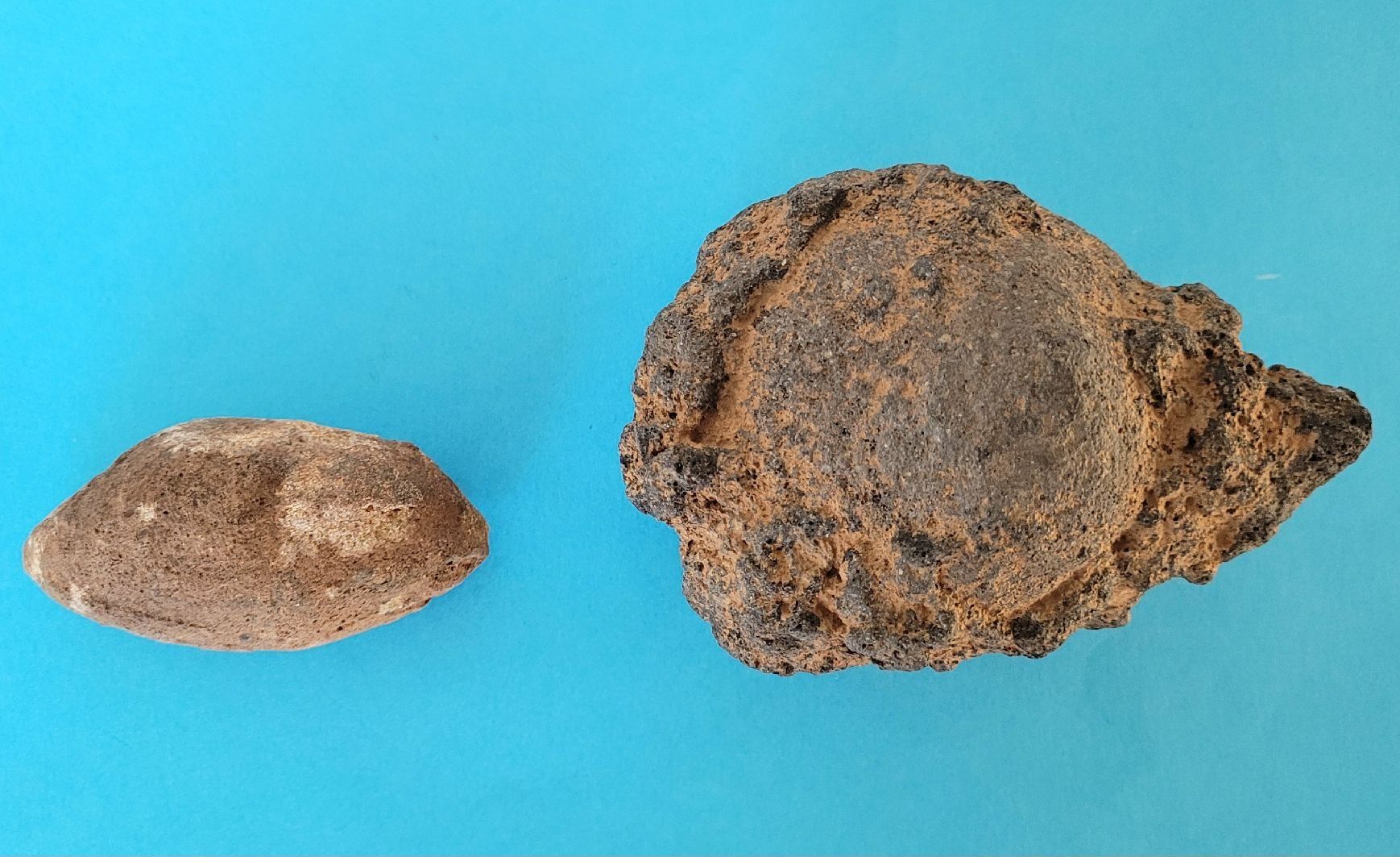 Mineralien & Heilsteine: 2 vulkanische Bomben, Lavakugel – Gebraucht aus Unterengstringen von orpheo13 2