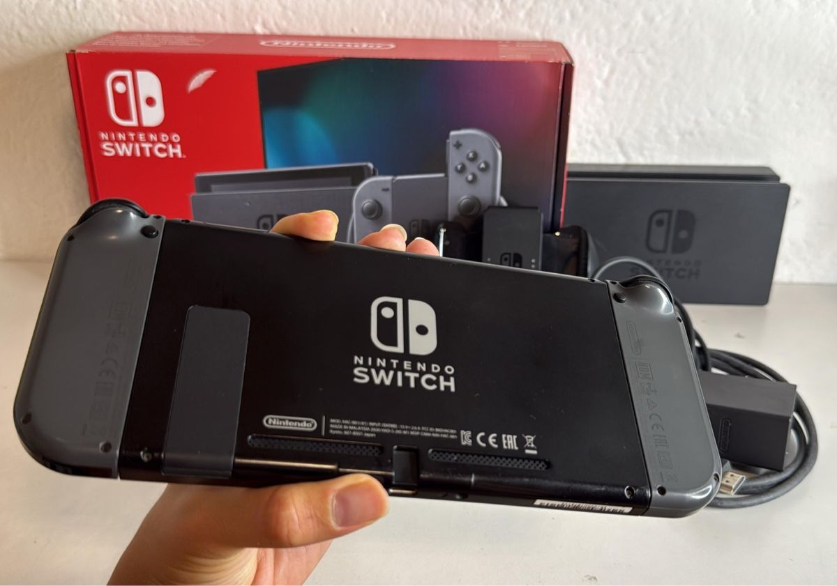 Nintendo Console: Nintendo Switch Console Grey - with screen protector! – Usato da Ehrendingen venduto da bubulence 2