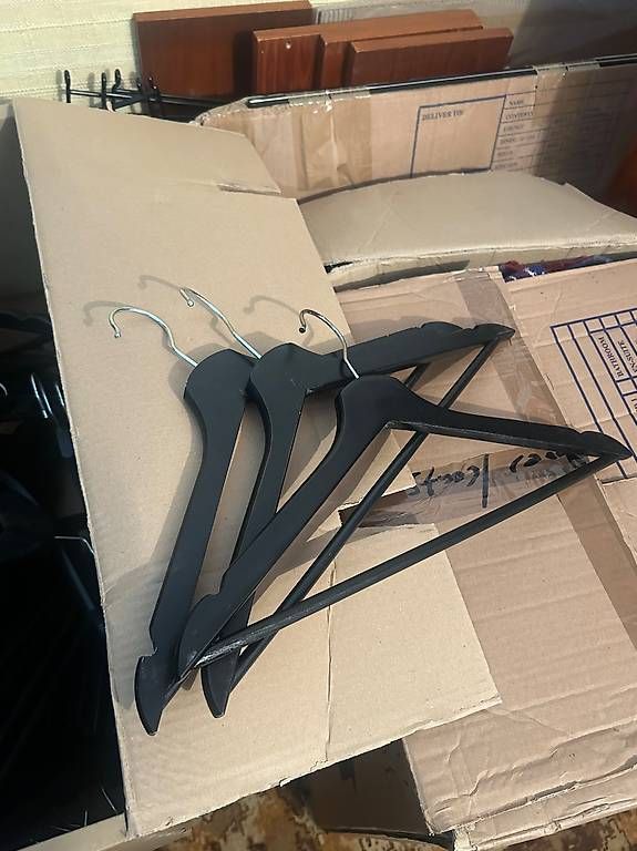 Appendiabiti: 40 Cintres noir bois ikea – Usato da Préverenges venduto da lud_dk87