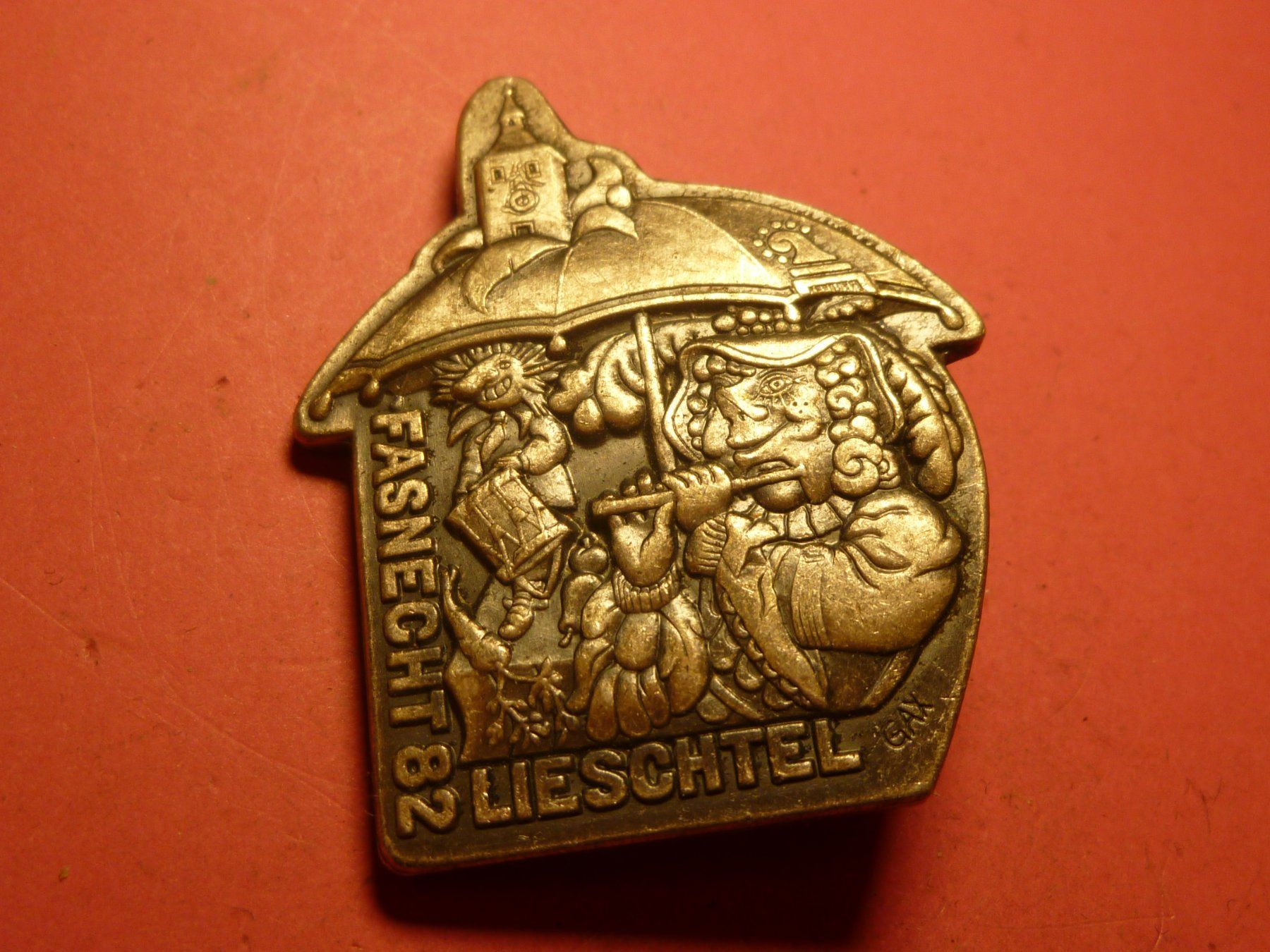 Plaketten & Abzeichen: LIESTEL 1982  SILBER – Gebraucht aus Ried (Muotathal) von Mandarin02