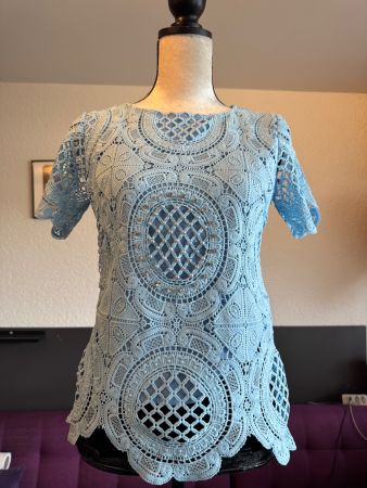 Damen Elegante Spitzenbluse mit Rundhals und Strass Gr S