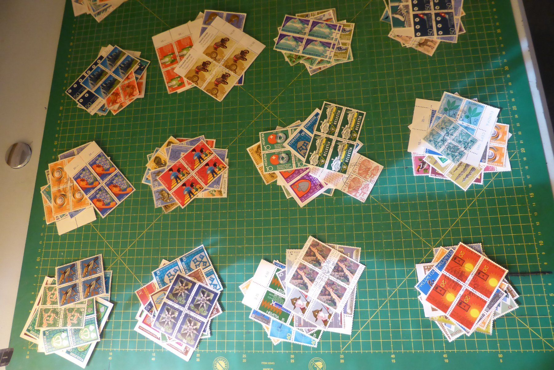 Tutti i francobolli: CH - Briefmarken 350 x 4er Block – Usato da Brunnadern venduto da lesezirkel 5