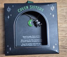 Halskette "Coven Sisters" mit Mond- & Hexenkessel-Anhängern