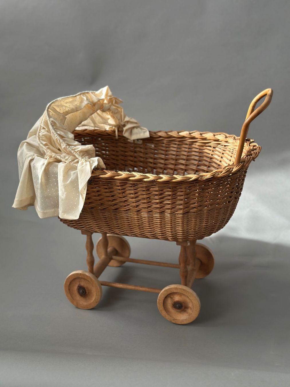 Vintage Puppenwagen aus Korbgeflecht, Holzrder - Top! (Gebraucht) in  Zrich fr CHF 15  nur Abholung auf Ricardo kaufen