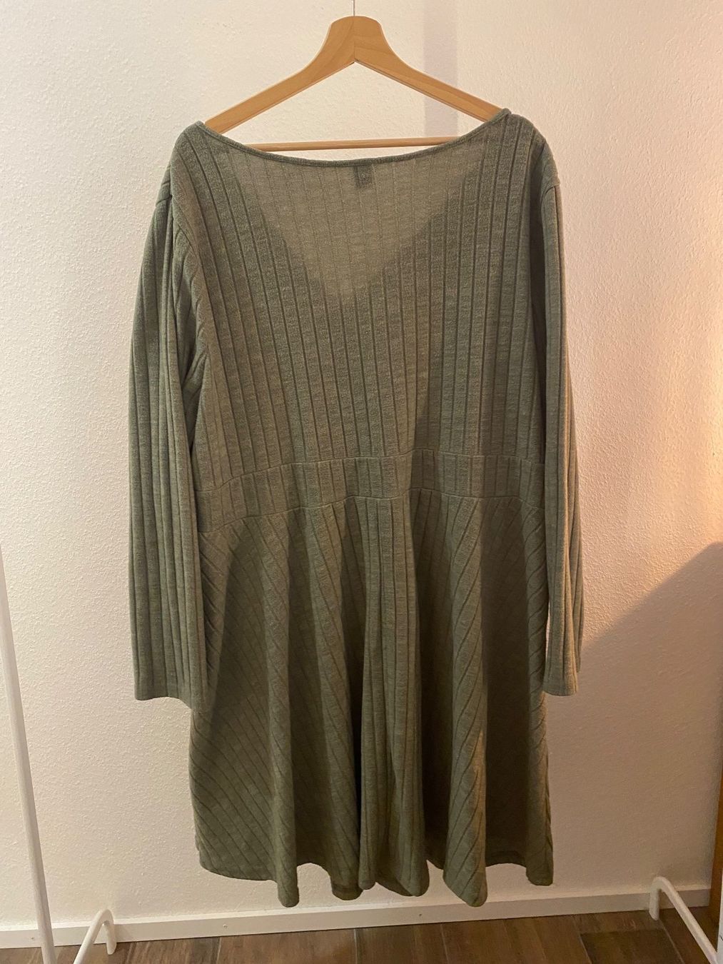 Shein Vestiti: Kleid langarm mit V-Ausschnitt oliv Gr. 56 / 58 / 60 – Usato da Pratteln venduto da a23_j2gs 2