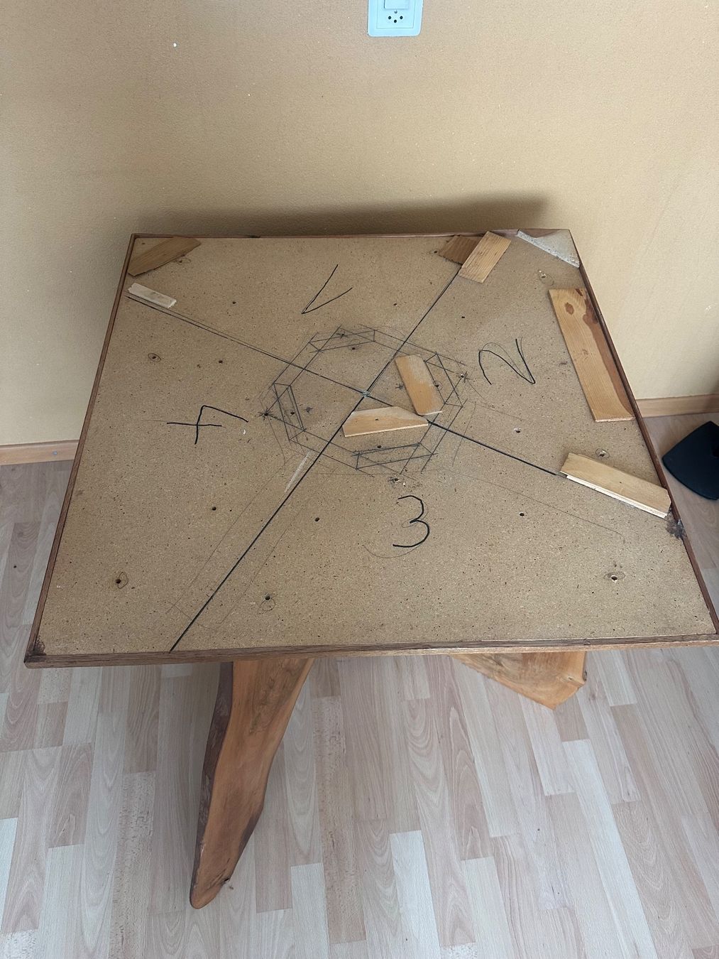 Tische: Holz Tisch – Gebraucht aus Riedern von Canimen 4