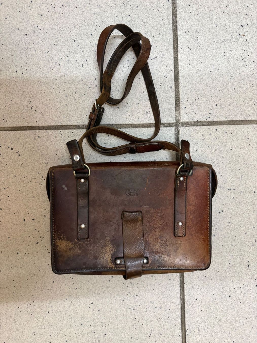 Schweizer Armee Taschen: Robuste Militärtasche aus Leder – Gebraucht aus Arlesheim von Spielmax 1