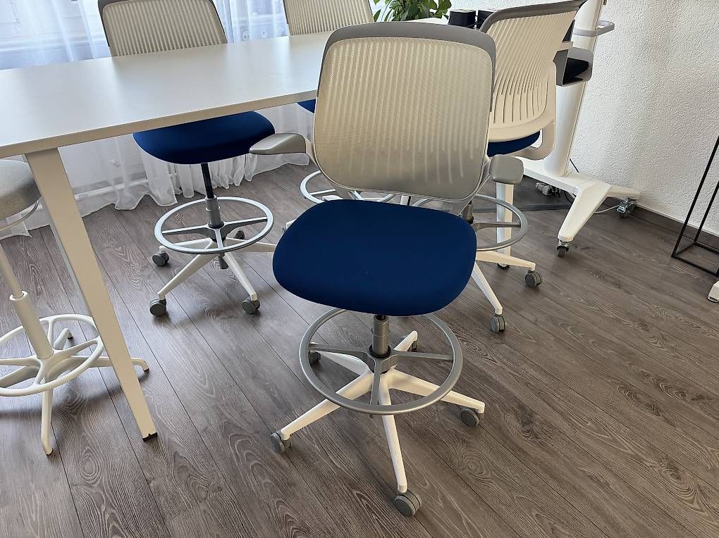 Set di tavolo e panche: Steelcase Sitzungstisch mit vier Stühlen – Usato da Baden venduto da mercari 2