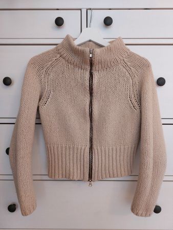 Kurze handgemachte Strickjacke