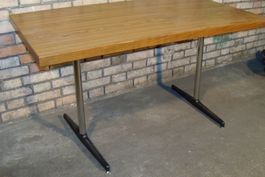 Tisch mit Tischblatt Braun Holz, Tischfuss aus Guss/Stahl