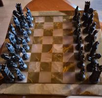 Historische Schachkollektion Massive Figuren & Marmorbrett