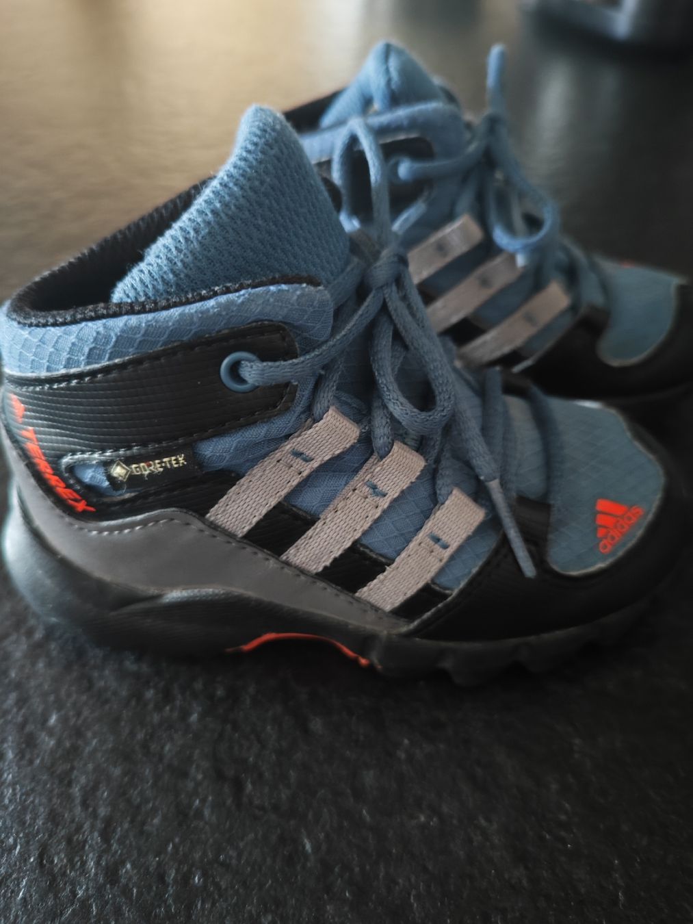 Adidas Chaussures garçon: Kinder Wanderschuhe Adidas Grösse 22 Gore-Tex – D'occasion à Murten par NathalieBruderer 2