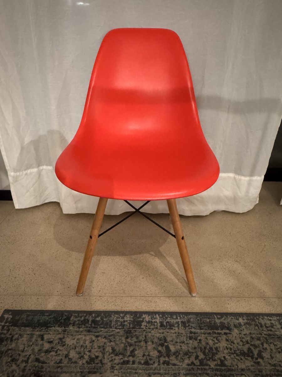 Stühle: Vitra Eames DSW Replica in Rot – Gebraucht aus Zürich von VZN