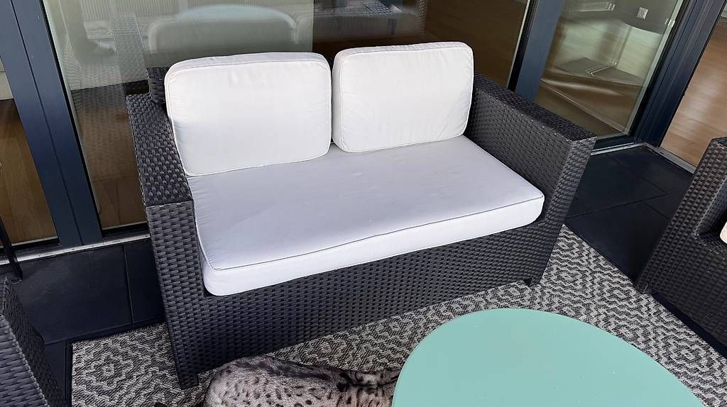Set di tavolo e panche: Ensemble salon de terrasse – Usato da St-Blaise venduto da Yoki2 2