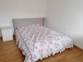 Schönes helles Bett zum verschenken