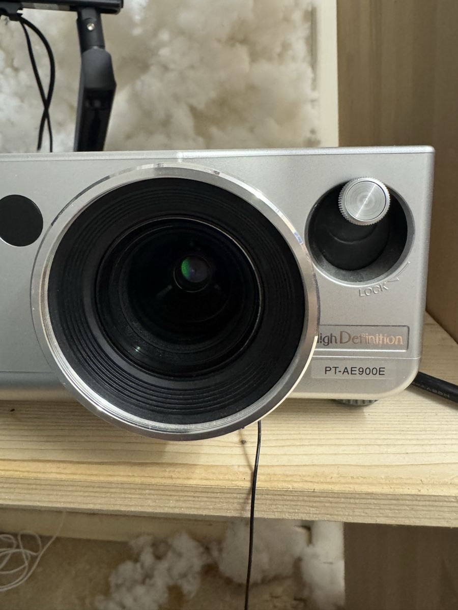Panasonic Videoprojektoren: Beamer Panasonic PT-AE900E – Gebraucht aus Lausen von Mutuli 1
