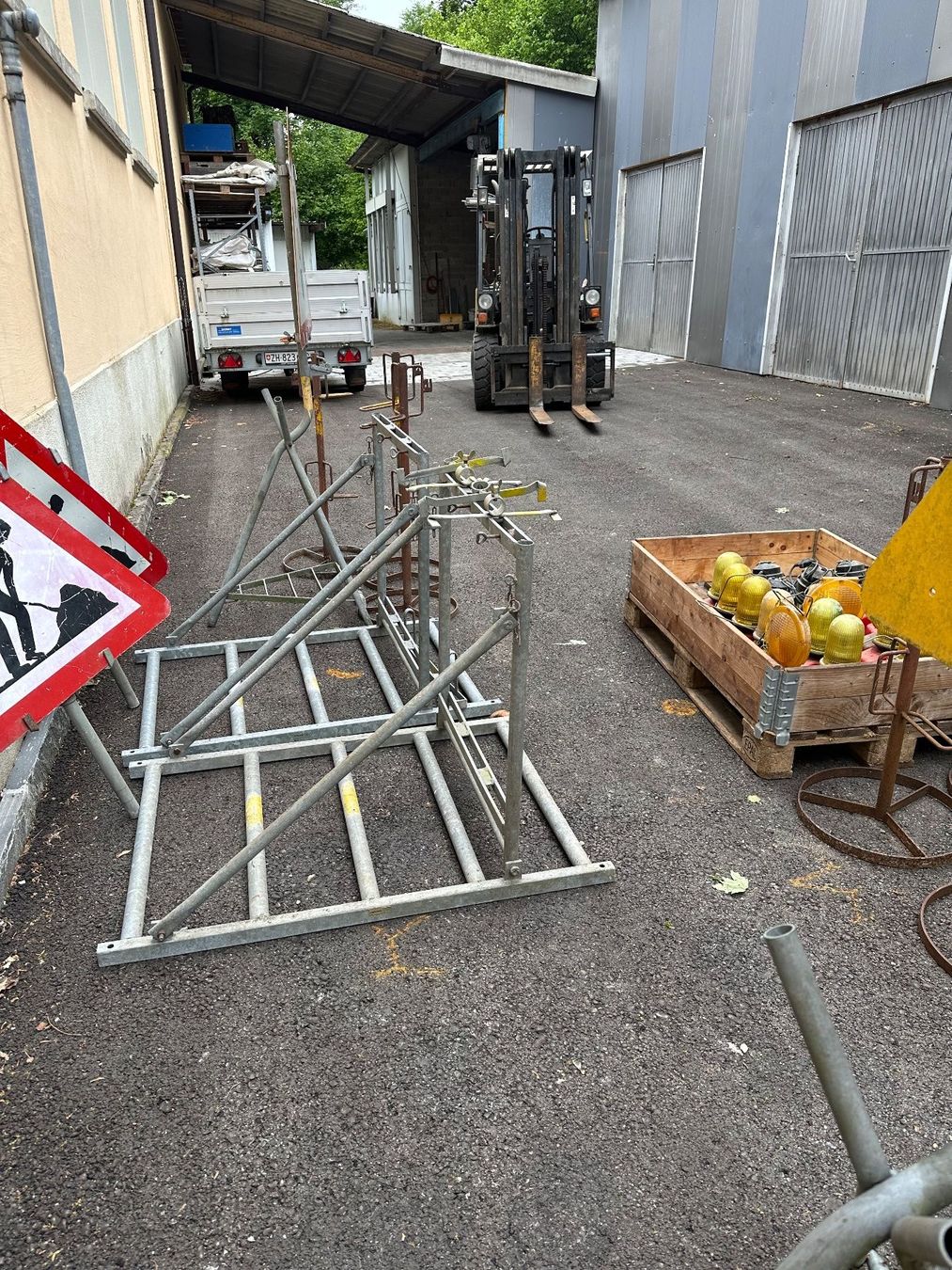 Insegne: Baustellen Signale, Verkehrsschilder – Usato da Hirzel venduto da Paradis 4