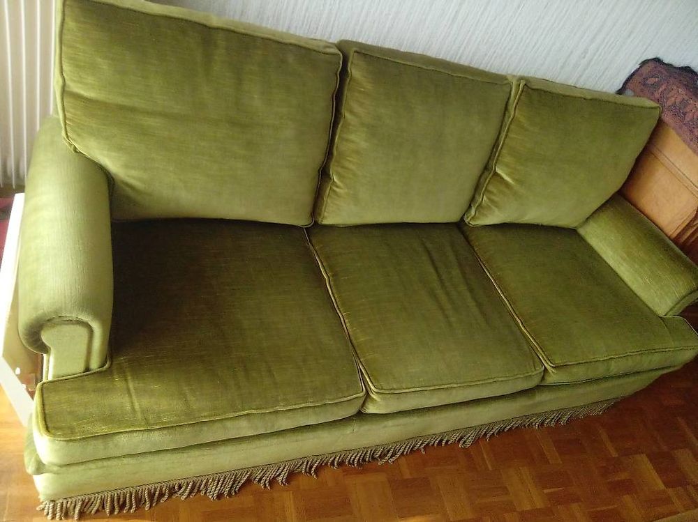 Grand canapé Chesterfield touffeté en cuir usé très recherché