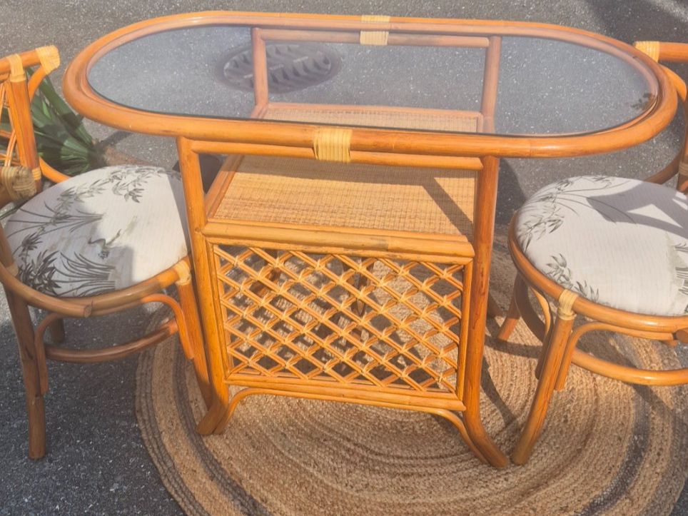 Set di tavolo e panche: 1 table et 2 chaises en rotin vintage – Usato da Fully venduto da tameab 1