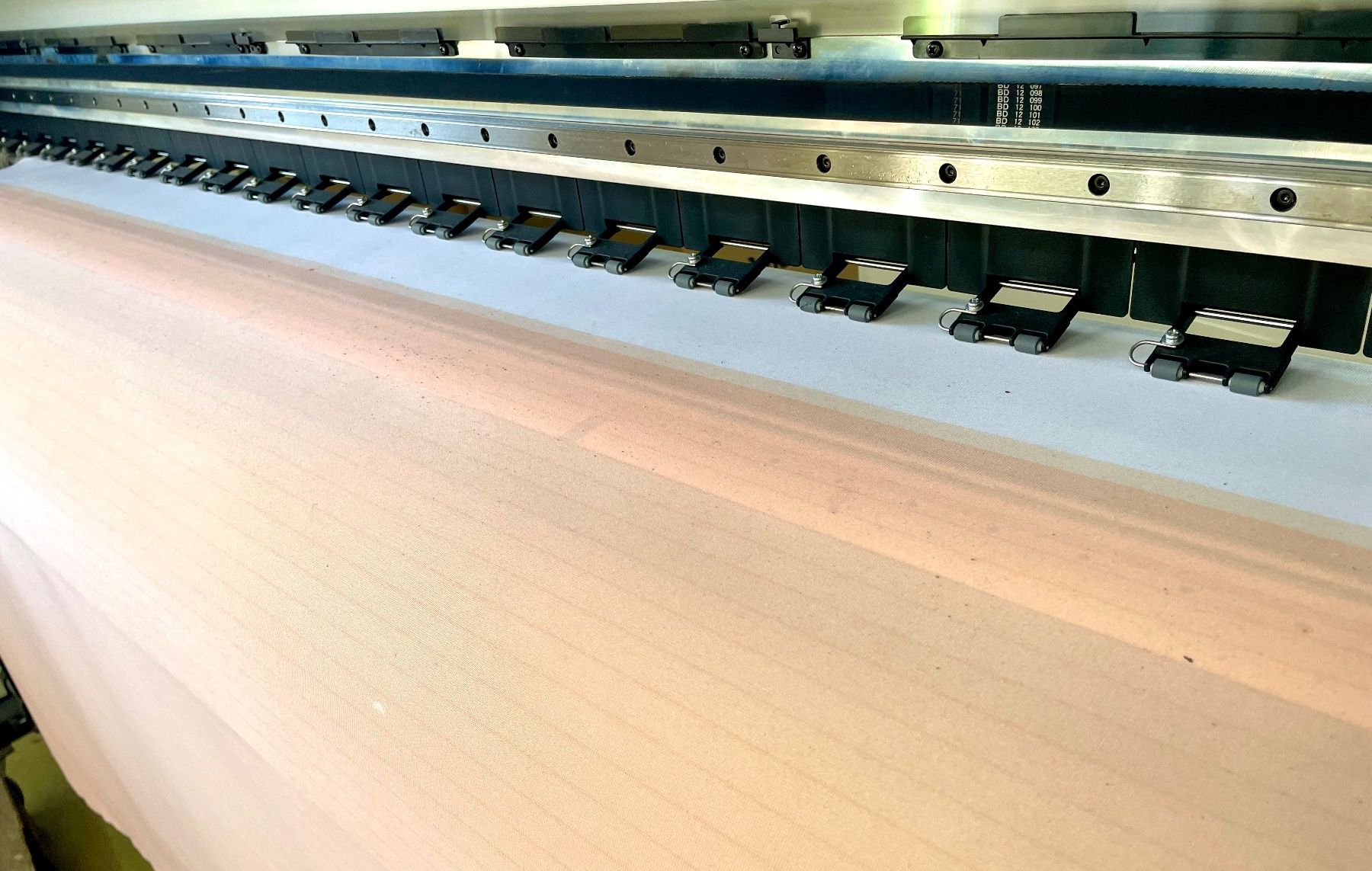 Mimaki Stampanti: Mimaki TS34-1800 Digital Transfer Textil Rollen Drucker – Usato da Niederdorf venduto da LeptonAG 4