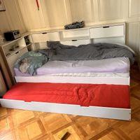 Yann Kinderbett mit Ausziehbett, Lattenrost und Regal