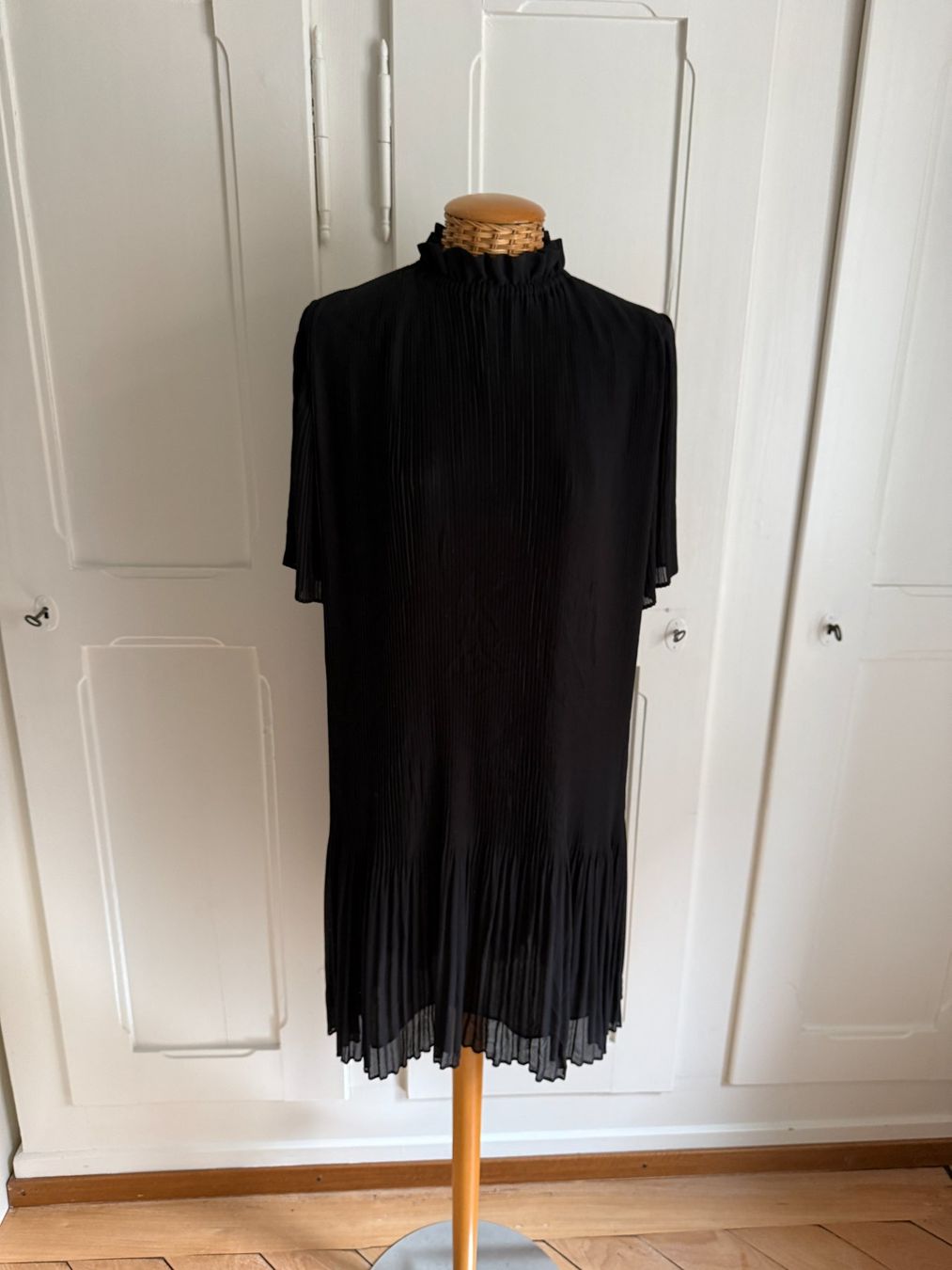 Samsøe Samsøe Vestiti: SAMSOE SAMSOE - Plisseekleid schwarz XS – Usato da Zürich venduto da Diazaio