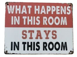 What happens in this room, stays...  - Holzschild  (neu/OVP)