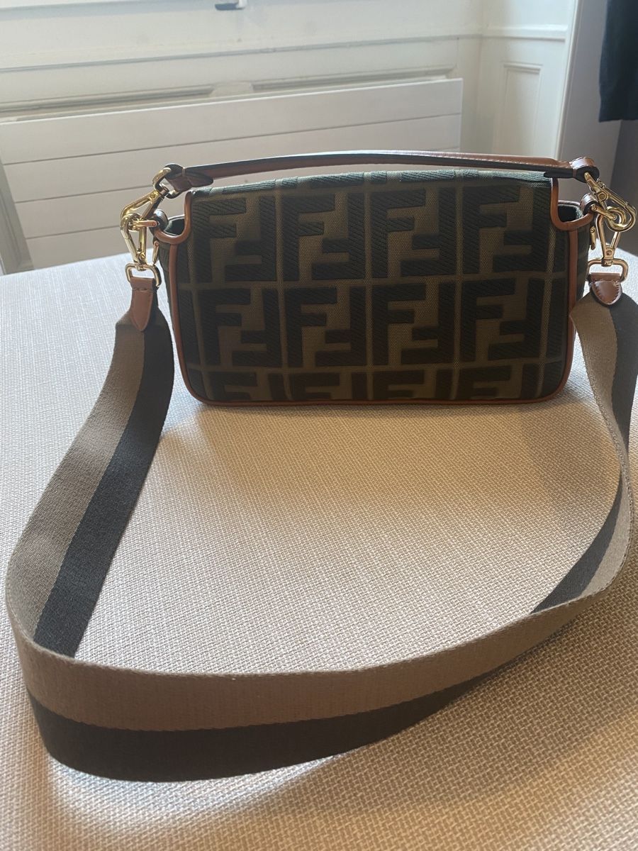 Fendi Sacs femmes: Iconic Fendi Medium Baguette bag! – D'occasion à Mies par nic_yk5d 5