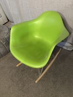 Schaukelstuhl Eames Style grün Kunststoff Holzgestell