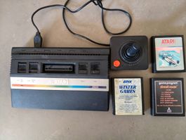Atari 2600 Konsole mit Joysticks und 3 Spielen
