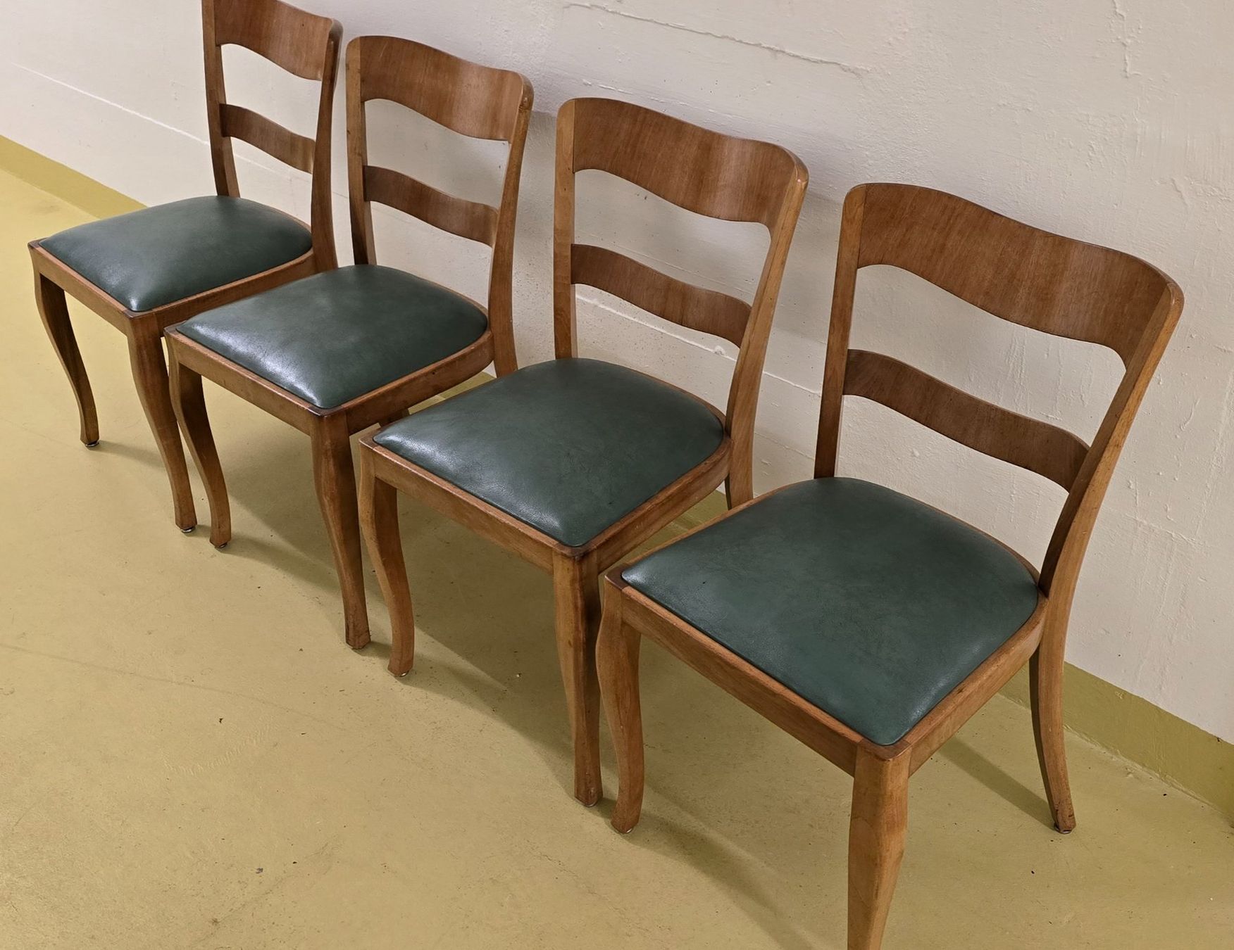 Set di tavolo e panche: alter Tisch , Beizentisch,  Nussbaum – Usato da Zürich venduto da Reni8048 3