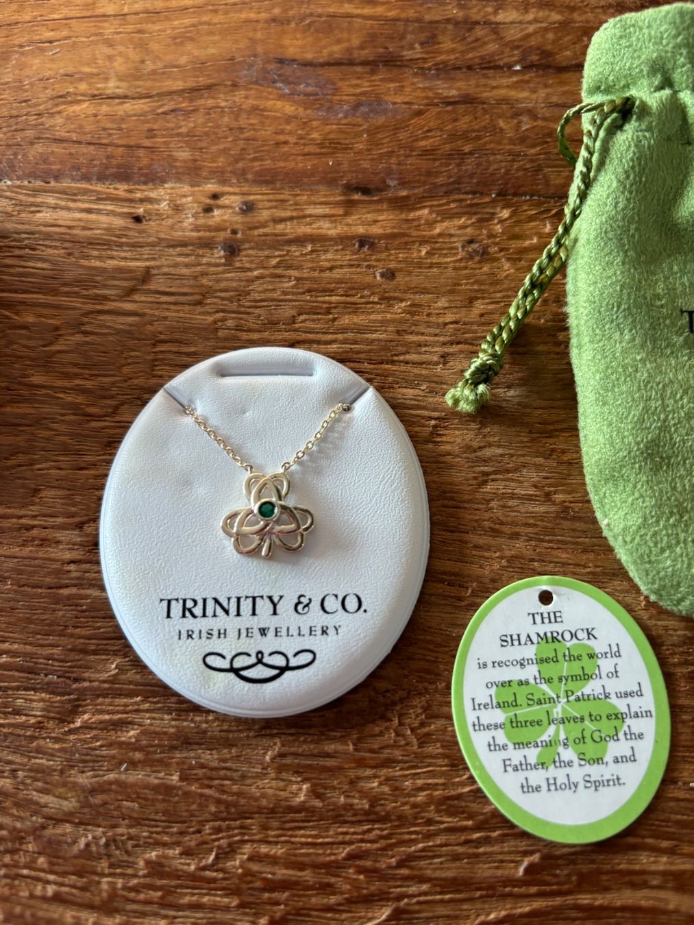 Catenine: Trinity & Co. Shamrocks Kette mit Beutel NEU – Nuovo e nell'imballaggio originale da Stadel venduto da Chanel_5