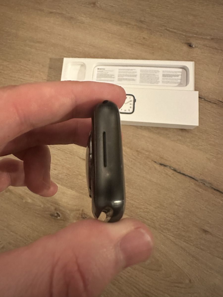 Apple Smartwatch: Apple Watch Series 7, 45mm, Titangehäuse, GPS+Cellular – Usato da Zetzwil venduto da severin_h 2